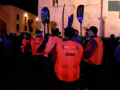 I Cavalieri attendono l'arrivo della tradizionale fiaccolata dei podisti